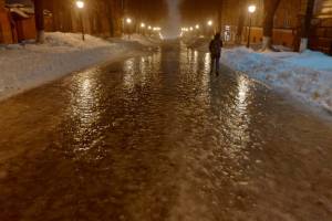 Бульвар Гагарина в Брянске превратился в непроходимую ледяную гору