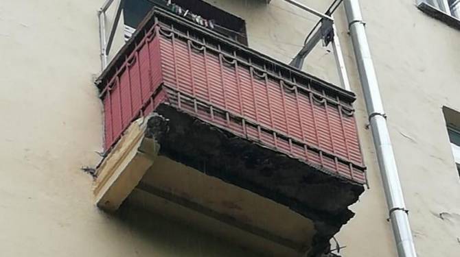 В Казани на брянскую туристку обрушилась часть балкона