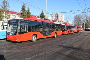 В Брянск доставили 13-й по счету красный троллейбус «Авангард»