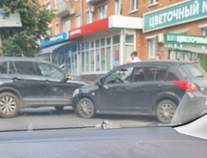 В Брянске у площади Партизан столкнулись два автомобиля