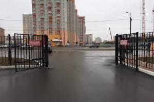 В Брянске жильцы многоэтажки более полугода платят за неисправные ворота 