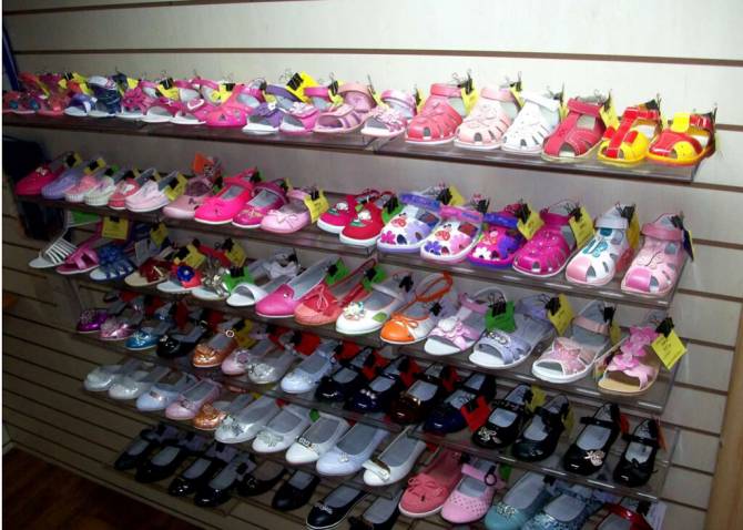 В Брянске из магазина детской одежды судебные приставы изъяли 73 пары обуви