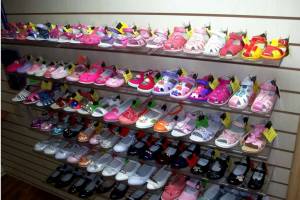 В Брянске из магазина детской одежды судебные приставы изъяли 73 пары обуви