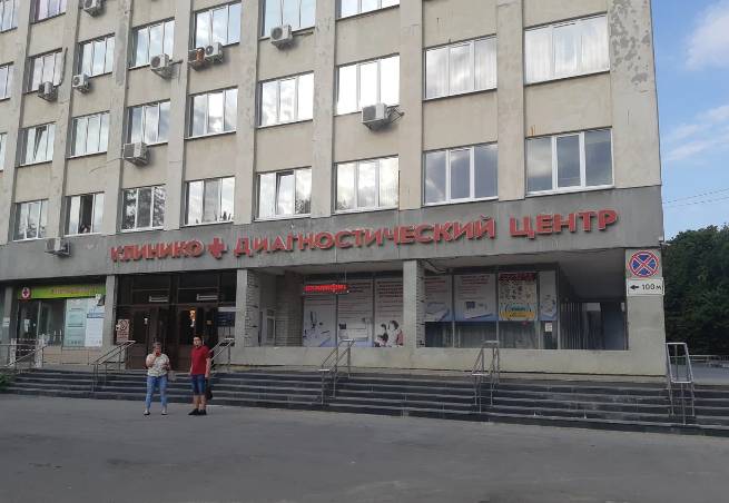 В Брянске начали обновлять фасад клинико-диагностического центра