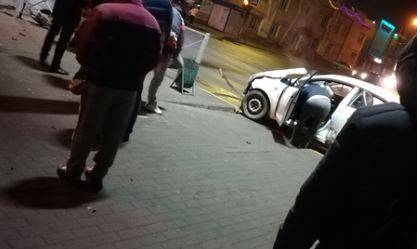 В Брянске на Новостройке водитель такси протаранил забор