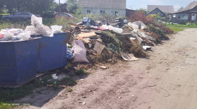 В Севске убрали гигантскую свалку у контейнерной площадки по улице Маяковского