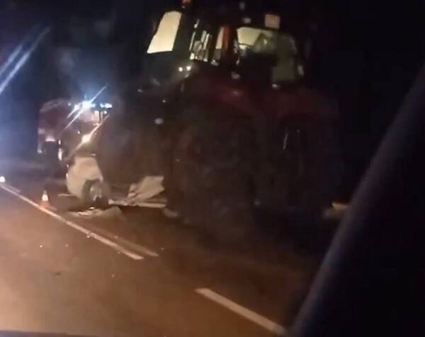На брянской трассе двое парней влетели под трактор и погибли
