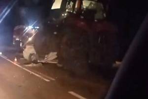 На брянской трассе двое парней влетели под трактор и погибли