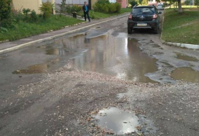Брянцы показали дорожные ужасы в районе Камвольного комбината
