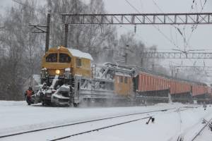 На борьбу со снегопадом вышли 400 брянских железнодорожников