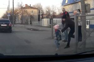 В Брянске ребенок выскочил на дорогу и едва не попал под колеса