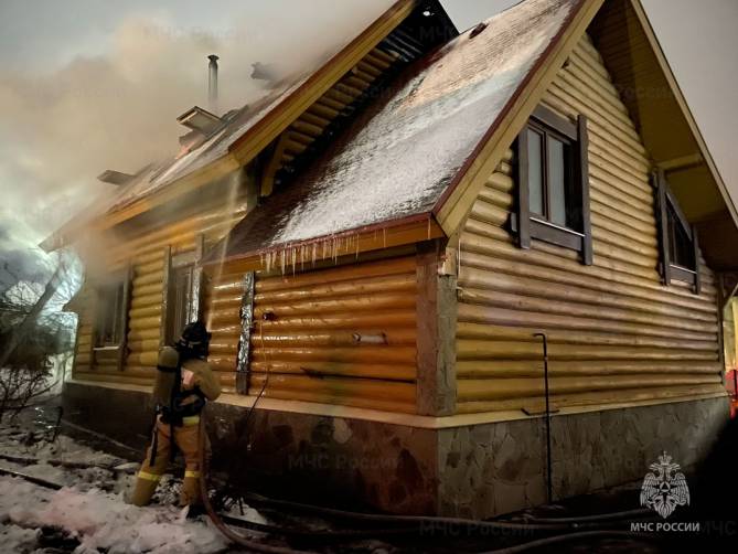 В Брянске загорелся деревянный коттедж