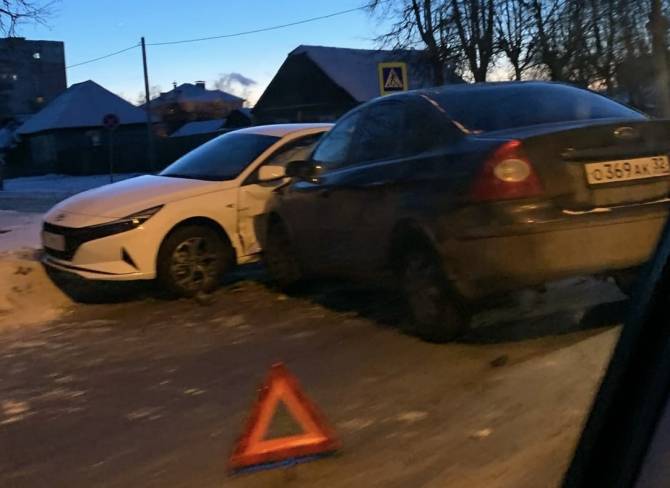 В Брянске на улице Ульянова разбились две легковушки 