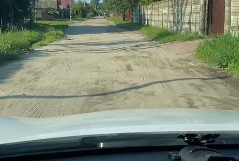 Брянцы пожаловались на разбитую дорогу на улице Деповской