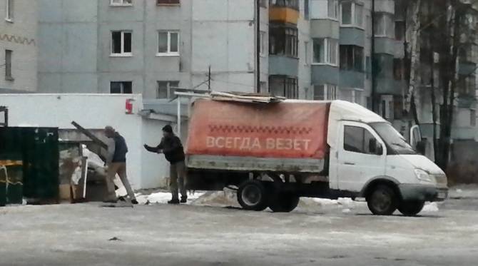 В Брянске сняли на фото выгружающего строймусор таксиста грузовой «Газели»