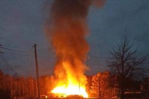 В поселке Белая Березка после обстрела вспыхнул сильный пожар