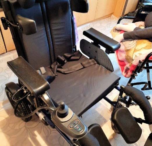 Для тяжелобольной девочки из Суража брянцы купили кресло-коляску за 135 тысяч рублей