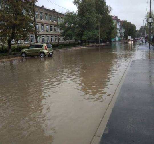 В Брянск на улице Клинцовской затопило дорогу перед школой №17
