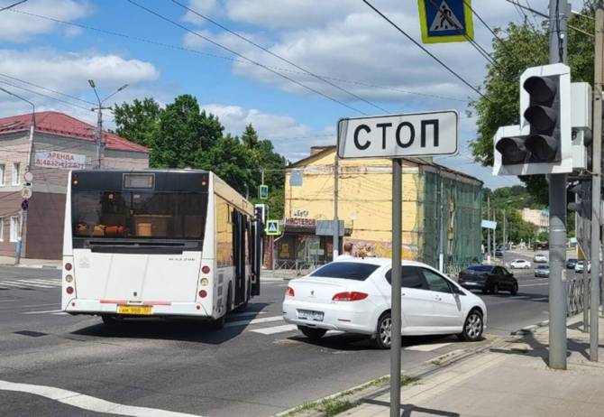 В Брянске на улице Калинина попал в ДТП автобус №37