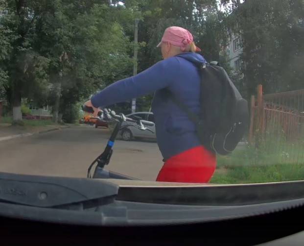 В Брянске дама на велосипеде протаранила автомобиль и скрылась с места ДТП