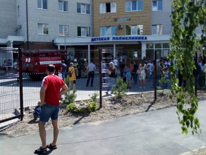 В Брянске спасатели эвакуировали медперсонал и посетителей из детской поликлиники