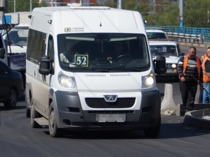В Брянске водитель пожертвовал маршруткой ради ребёнка