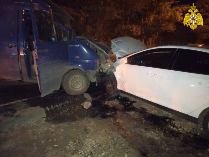 В Брянске столкнулись легковушка и микроавтобус: есть раненые