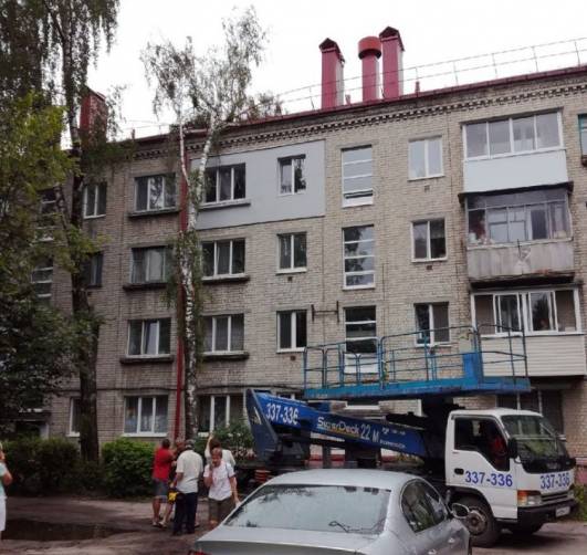 В Брянске на улице Ново-Советской береза прилегла на четырехэтажку