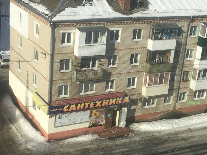 В Брянске на тротуар по улице Свободы рухнули огромные глыбы льда