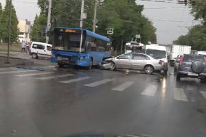 В Брянске столкнулись автобус №25 и легковушка