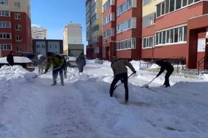 В Брянске жители микрорайона «Деснаград» очистили свой двор от снега