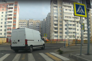 В Брянске сняли на видео проехавшего на красный свет водителя