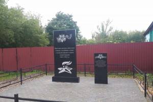 На братской могиле в брянском селе Семеновск обновили мемориал