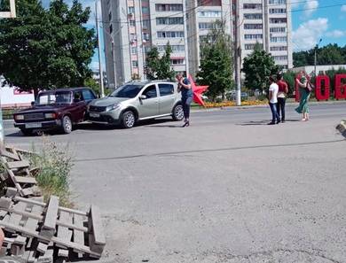 В Брянске на улице Мичурина столкнулись две легковушки