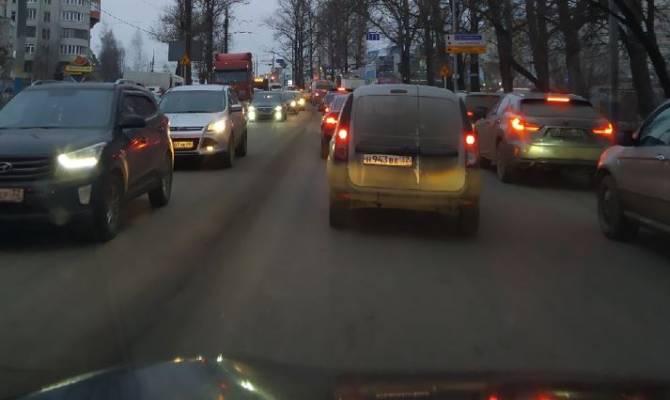 В Брянске улицу Авиационную сковала глухая автомобильная пробка