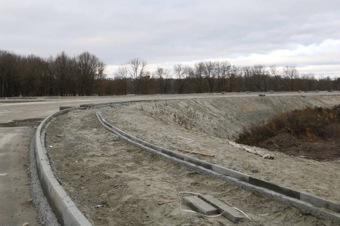 В Брянске укрепили откосы новой дороги между Фокинским и Володарским районами