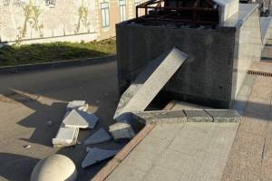 В Брянске водитель «Газели» разбил колонну на лестнице к Набережной