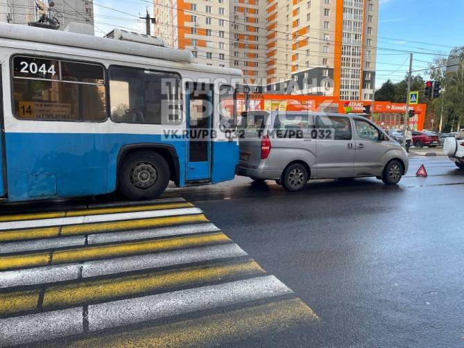 В Брянске на улице Дуки троллейбус №14 въехал в минивэн