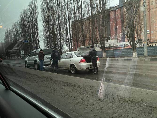 В Брянске на Московском столкнулись легковушка и внедорожник