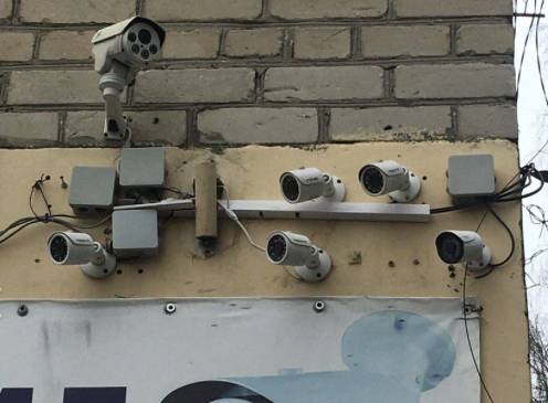 В Брянске многоквартирный дом украсили камерами