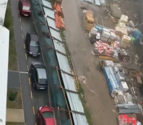 В Брянске на улице Счастливой от ураганного ветра рухнул забор и повредил автомобили