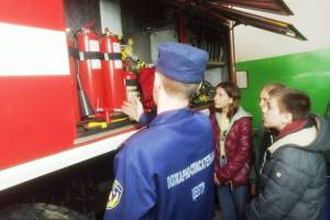 Комаричских школьников научили пользоваться пожарным рукавом