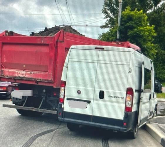 В Брянске при столкновении грузовика и микроавтобуса пострадала 60-летняя женщина