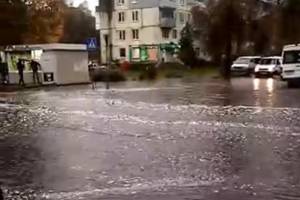 В Брянске после сильного ливня утонула улица Куйбышева