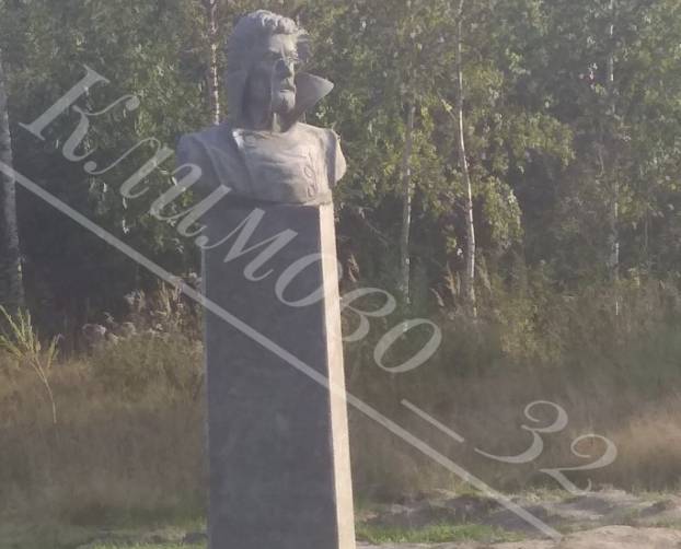 В Климово местный житель поставил памятник Чехову