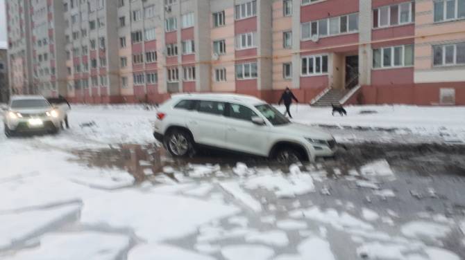 В Брянске иномарка утонула в знаменитой луже на улице Медведева