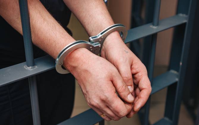 В Брянске наркодилер при задержании сломал руку полицейскому