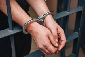 В Брянске наркодилер при задержании сломал руку полицейскому